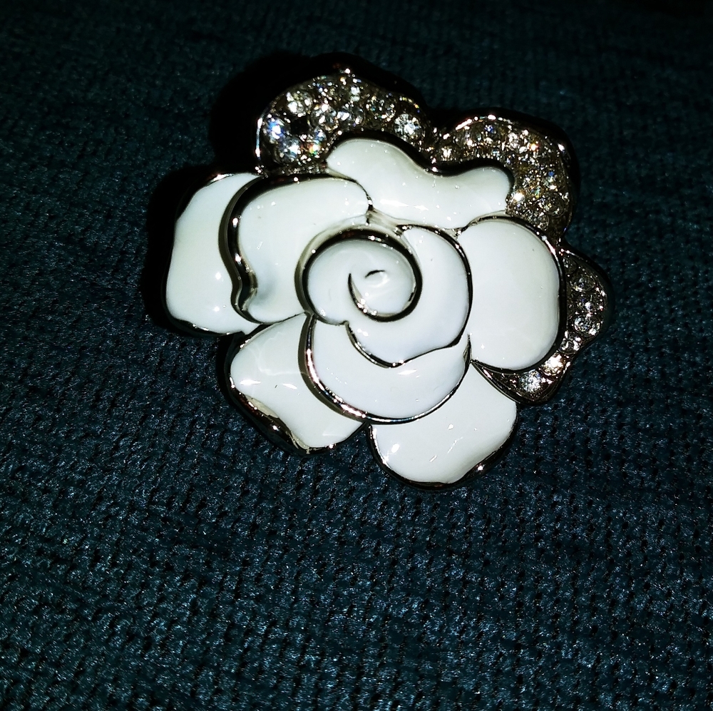 NWOT Sparkling Oversized White Rose/Flower RING